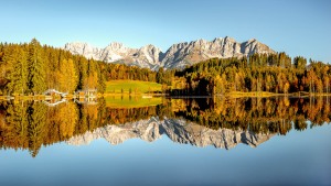 THEMENBILD, Der Wilde Kaiser spiegelt sich im Herbst am Kitzbueheler Schwarzsee