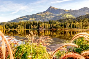 THEMENBILD, Der Kitzbueheler Schwarzsee im Herbst